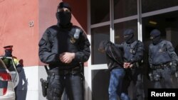 Policia e Spanjës gjatë një aksioni të mëparshëm të arrestimit të militantëve islamikë