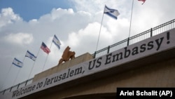 Плакат на мосту, що веде до будівлі, де буде посольство США в Єрусалимі, 13 травня 2018 року