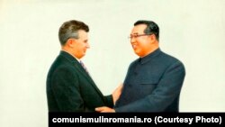 Ceaușescu și Kim Ir Sen; autor necunoscut; oferit la Phenian, cu ocazia vizitei în R.P.D. Coreea, 20-23 mai 1978; tapiserie pe pânză. Sursa: comunismulinromania.ro (MNIR)