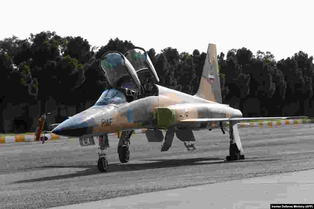 ИРАН - Иран претстави борбен авион, кој вели дека е 100 проценти локално производство. Слики објавени на државната телевизија покажуваат како претседателот Хасан Рохани седи во новиот авион Коусар на изложбата за Национална одбранбена индустрија.
