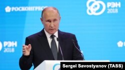 Путин "Ресейдің энергетика аптасы" халықаралық форумында сөз сөйлеп тұр. 3 қазан 2018 жыл. 