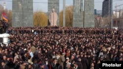 Armenia - Supporters of opposition candidate Levon Ter-Petrosian rally inside a barricaded area in Yerevan in the wake of a disputed presidential election, 1 March 2008.