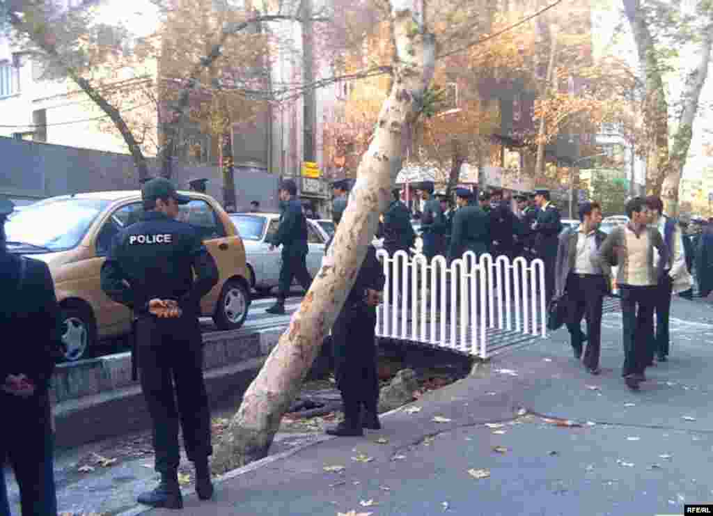 از صبح روز چهارشنبه، حضور نیروهای انتظامی در اطراف دانشگاه تهران کاملا مشهود بود.