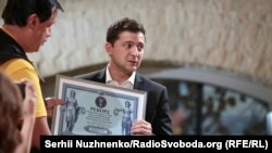 Книга рекордів України вручила Зеленському нагороду за «найтривалішу у світі пресконференцію»
