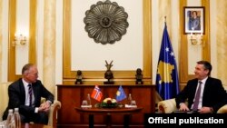 Kryetari i Kuvendit të Kosovës, Kadri Veseli, gjatë një takimi me ambasadorin norvegjez në Kosovë, Jan Braathu