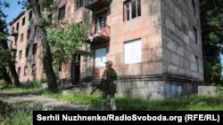 Українські військові патрулюють у зруйнованому війною Золотому-4