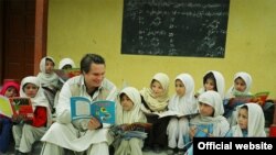 American writer Greg Mortenson with Gultori schoolchildren in Pakistan (undated)