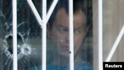 3 февраля 2014. Москва. Простреленное окно школы № 263