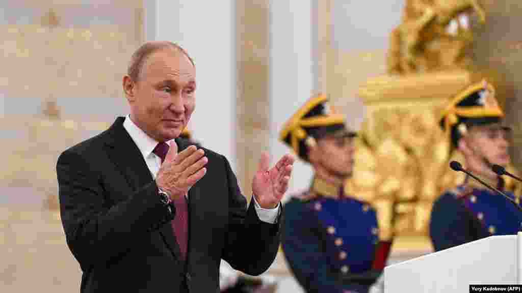 РУСИЈА - Рускиот претседател Владимир Путин изјави дека односите меѓу Вашингтон и Москва стануваат се полоши. Тој додаде и дека моменталната американска администрација вовела десетици санкции врз Русија. Путин ја даде изјавата пред самитот на Г20 во Јапонија кој ќе се одржи кон крајот на месецов и каде можеби ќе сретне со американскиот претседател Доналд Трамп.