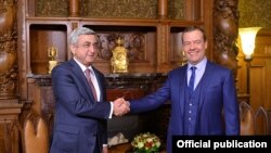 Серж Саргсян и Дмитрий Медведев (справа)