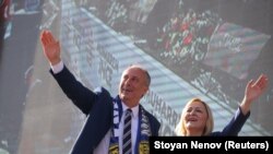 Мухарам Інджэ разам з жонкай вітаюць удзельнікаў мітынга ў Анкары, 22 чэрвеня 2018 году