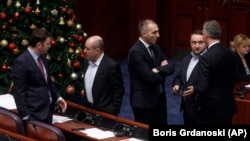 Deputați de la Skopje discutând în Parlament. 9 ianuarie 2019