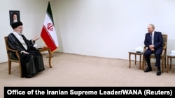 Иранның жоғарғы билеушісі аятолла Әли Хаменеи (сол жақта) мен Ресей президенті Владимир Путин. Тегеран, 19 шілде 2022 жыл