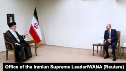 Верховный лидер Ирана аятолла Али Хаменеи и президент РФ Владимир Путин на встрече в Тегеране, июль 2022 года