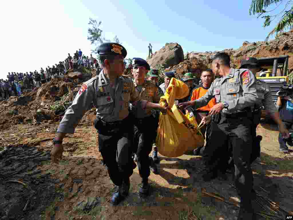 Не менее 44 человек погибли при землетрясении в Индонезии 