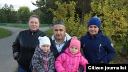 Мирзахаким Тулибаев из Таджикистана со второй женой Мариной Гординой и тремя дочерьми.