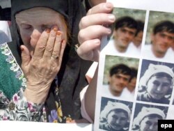 Victimele masacrului de la Srebrenița sunt comemorate an de an de către rudele și prietenii acestora. La finalul anilor '90, Yugoslavia avea să fie cuprinsă de o serie de conflicte etnice, ce au culminat cu morțile a sute de mii de oameni, mulți dintre ei civili inocenți.