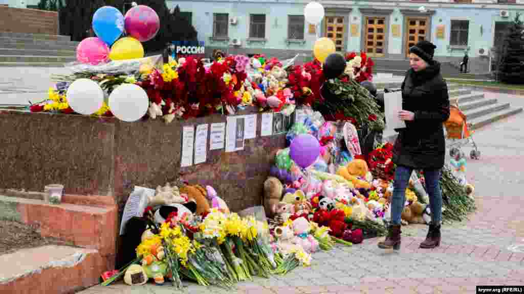 Жителі міста приносять дитячі іграшки, квіти, свічки