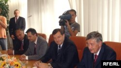 Republika Srpska Prime Minister Milorad Dodik (center) in Mostar with Bosnian Presidency member Nebojsa Radmanovic (right) on October 1.