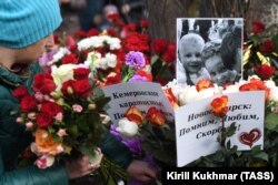 Люди несуть квіти до імпровізованого меморіалу жертв пожежі в торговельному центрі у Кемерові, Росія, 26 березня 2018 року