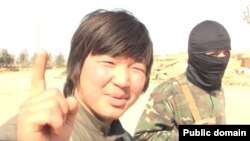 Фрагмент скриншота размещенного в Интернете видео о казахстанцах, отправившихся на «джихад» в Сирию.