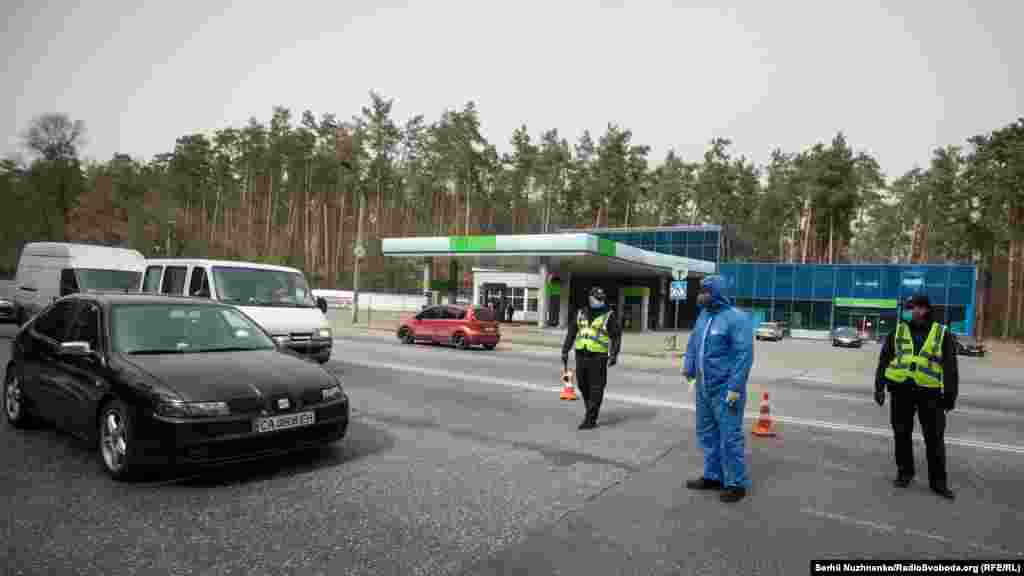 Із 16 квітня у Києві ввели спеціальний режим в’їзду в столицю. На основних автошляхах, що ведуть у Київ, на контрольно-пропускних пунктах, міряють температуру тіла водіїв і пасажирів. Таке рішення ухвалили в КМДА
