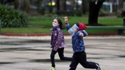 Djeca nose zaštitne maske, Buenos Aires, Argentina