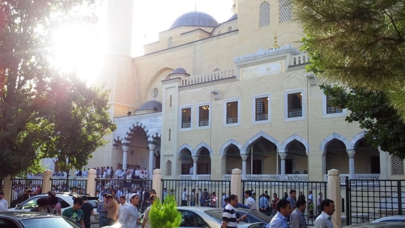 Diňle: Mollalar “keselçiligiň, ölüm-ýitimiň köpelendigini” aýdyp, sadaka bermek üçin hojalyklardan pul ýygnaýar