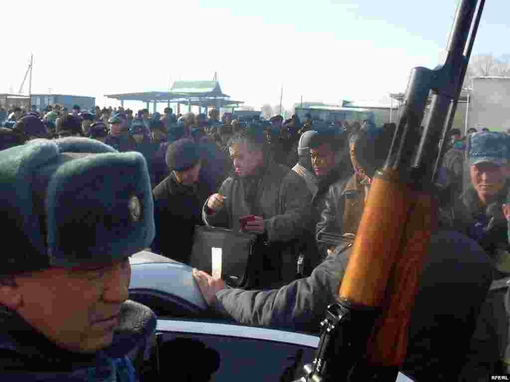 Оппозиция бул окуя менен элдин жарандык укуктары бузулганын айтууда - Kyrgyzstan - leader of opposition party "Ata Meken" Omurbek Tekebaev during the meeting with local population of Talas region. 16Jan2009