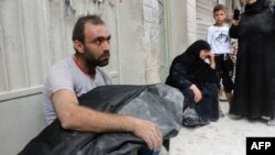 در دی ماه سال گذشته اعضای سازمان ملل به تشکیل هیئتی برای گردآوری مدارک و شواهد از جنگ داخلی سوریه در مورد وقوع آن‌چه ممکن است «جنایت جنگی» تلقی شود، رای مثبت دادند