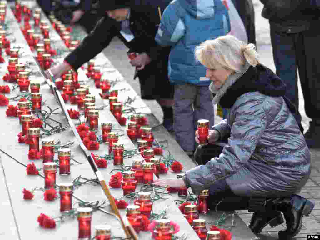 С утра к памятнику жертвам терроризма близкие погибших и простые москвичи несут цветы, зажигают свечи.