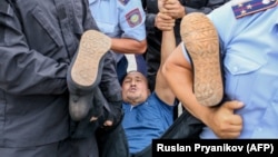 Задержания митингующих в Алматы, Казахстан. 10 июня 2019