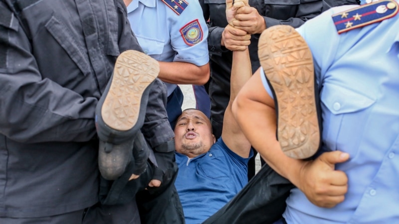 Алматы: акын Зайитов бошотулгандан кийин чогулгандар тарады