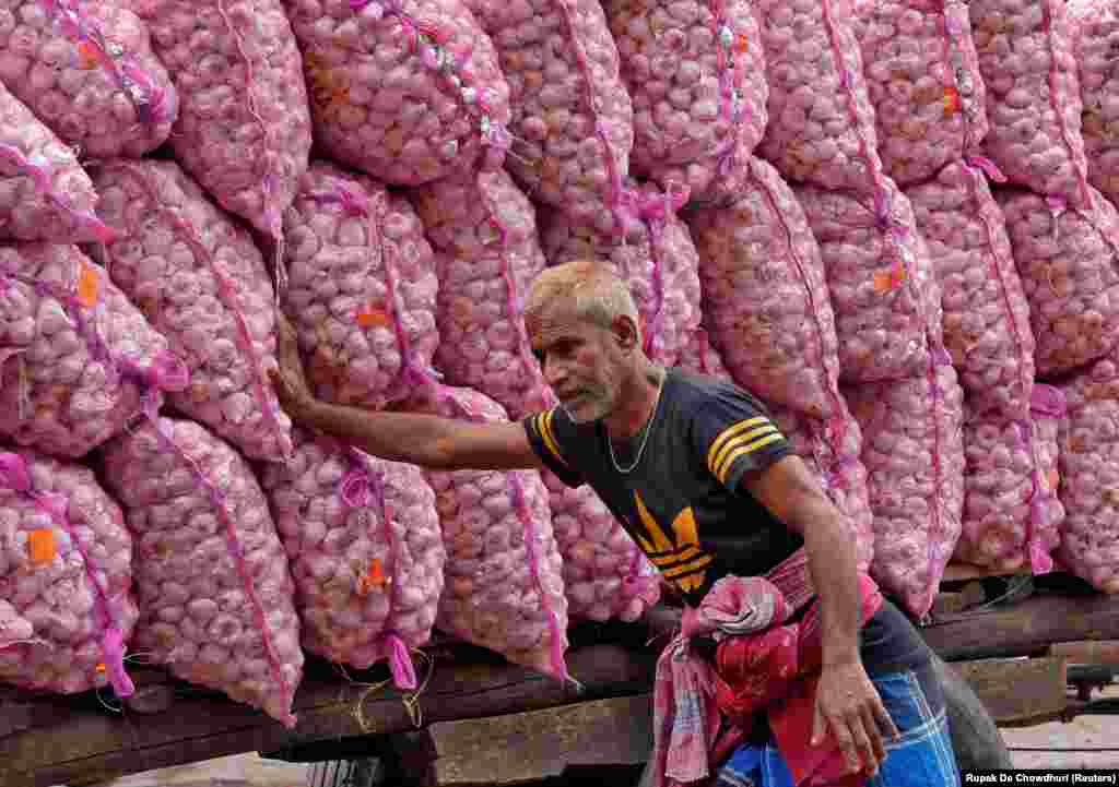 Мяхі часныку на аптовым рынку ў Калькуце, Індыя. (Reuters/Rupak De Chowdhuri)