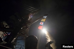 Ракетный эсминец "Росс" наносит ракетный удар по сирийской базе Шайрат 7 апреля 2017 года