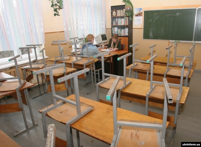 Учительница в пустом классе во время карантина из-за гриппа. Винница, 11 февраля 2008 года