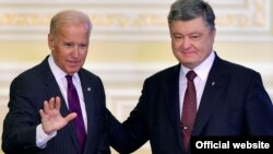 Президент Петро Порошенко та віце-президент США Джо Байден (ліворуч) на прес-цонференції в Києві, 16 січня 2017 року