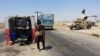 نقطة تفتيش نصبها مسلحو (داعش) على طريق قرب بيجي.