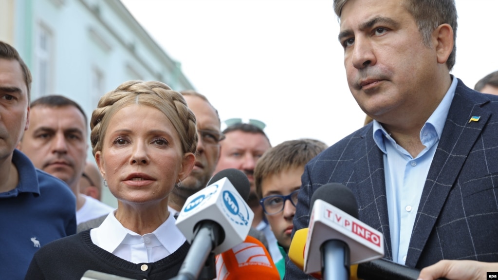 Екс-президент Грузії та колишній голова Одеської ОДА Міхеїл Саакашвілі разом із головою парламентської фракції «Батьківщина» Юлією Тимошенко під час прес-конференції на території Польщі. Перемишль, 10 вересня 2017 року