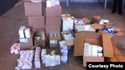 Kutitë me medikamente që janë konfiskuar sot nga Dogana e Kosovës