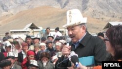 Longtime opposition leader Azimbek Beknazarov addressing a rally