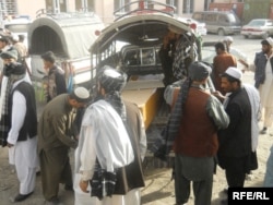 Талибанның қолынан өлген туыстарының денелерін алып тұрған пактиялықтар