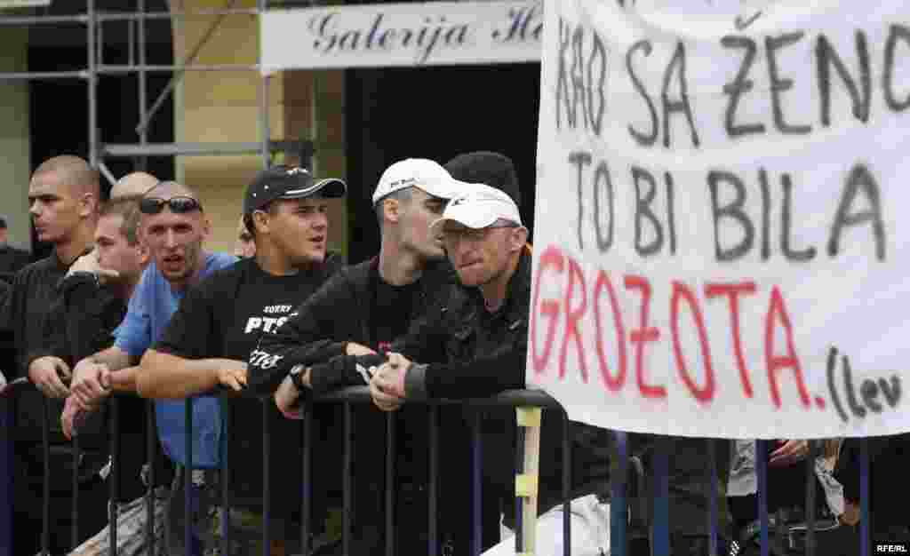 Antigay parada u Zagrebu, 19. jun 2010. FOTO: ZOOMZG - Ovogodišnja manifestacija, koja je održana pod sloganom "Hrvatska to može progutati", okupila je oko 600 učesnika koji su došli da podrže pravo homoseksualaca na različitost. Povorku, koja je šetala ulicama Zagreba, obezbjeđivalo je oko 200 policajaca, 20-ak kombija i desetak automobila. Na Trgu bana Jelačića povorka se susrela sa predstavnicima Hrvatske čiste stranke prava, koji su organizovali kontraskup, ali nije došlo do fizičkih sukoba.
