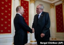 Милош Земан на встрече с Владимиром Путиным в Кремле. 9 мая 2015 года. Чешский президент тогда был одним из крайне немногих западных лидеров, согласившихся прибыть в Москву на парад Победы