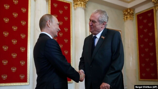 Presidenti i Çekisë, Millosh Zeman, gjatë një takimi me presidentin e Rusisë, Vladimir Putin, në Moskë.