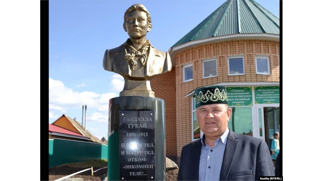 Фәнир Галимов Тукай бюсты янында