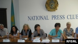 Бывшие прихожане церкви "Новая жизнь" и представители фонда "Перспектива" на пресс-конференции. Алматы, 28 августа 2009 года.