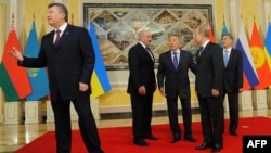 Kazakhstan -- Vladimir Putin (2nd R) speaks with Alyaksandr Lukashenka (2nd L) and Nursultan Nazarbaev (C) during a meeting of the leaders of the ex-Soviet states, in Astana, 29May2013