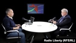 Сергей Миронов (справа) в студии Радио Свобода, 2013 год, архив