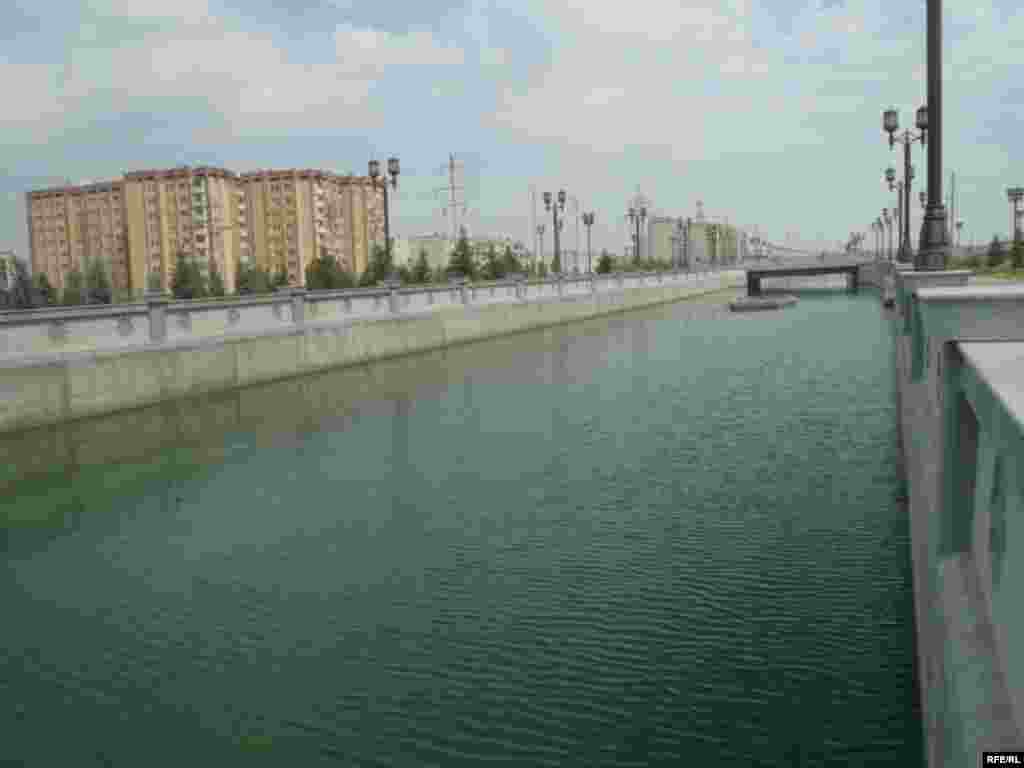 Turkmenistan.Ashgabat.Kanalyn kenary bilen - Turkmenistan.Ashgabat.Kanalyn kenary bilen
